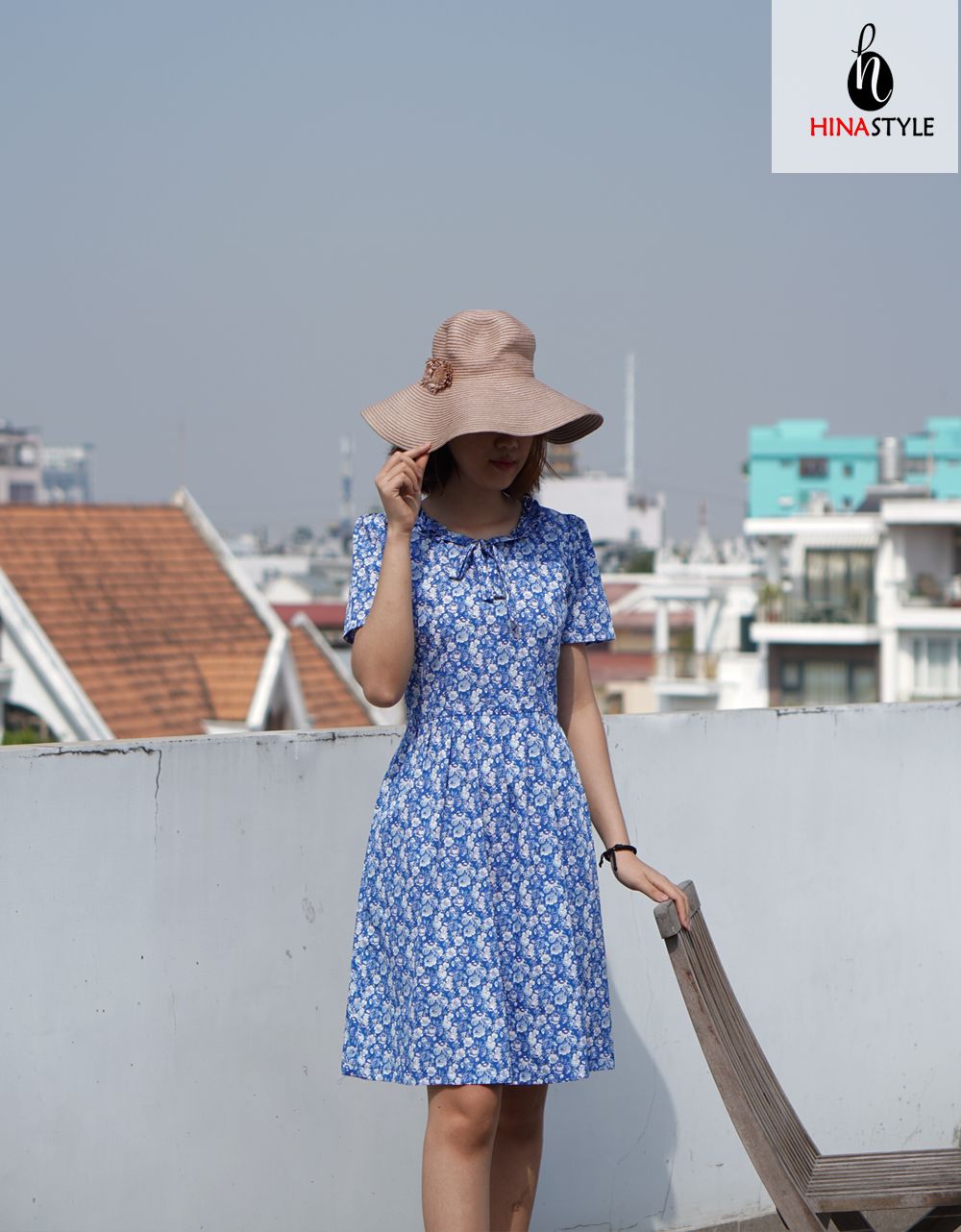 Đầm xanh hoa trắng cổ bèo phối nơ
