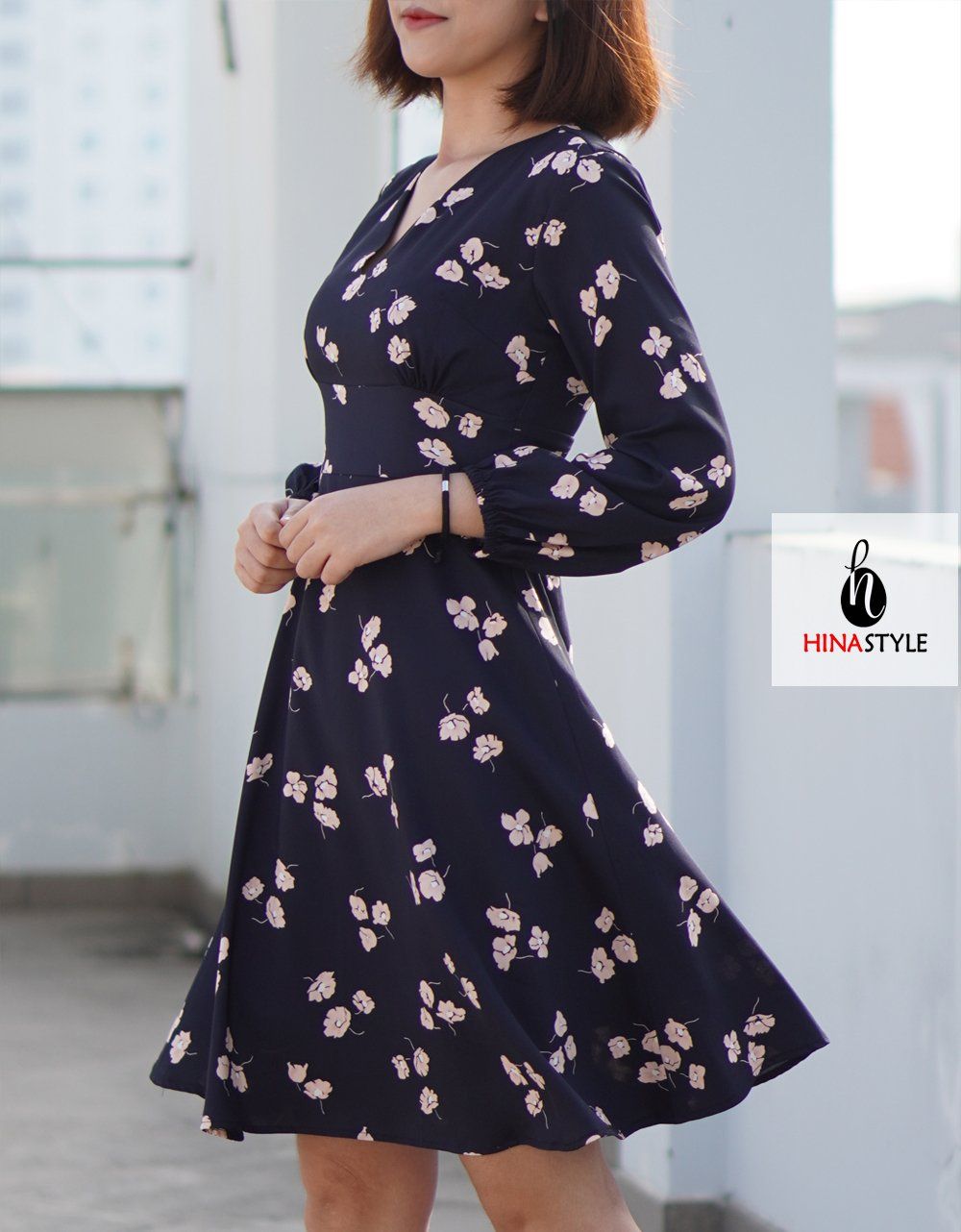 Đầm xanh hoa hồng cổ tim