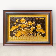 Tranh hoa sen bằng đồng nền đen mạ vàng 24K khung nhựa KT 54x38cm - Quà tặng hoa sen