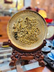 Tranh đĩa hoa sen để bàn đồng mạ vàng 24K, đế gỗ DK 20cm - Quà tặng hoa sen