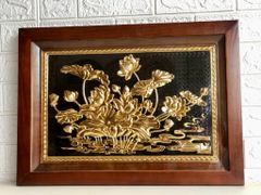 Tranh hoa sen bằng đồng nền đen mạ vàng 24K KT 54x38cm - Quà tặng hoa sen