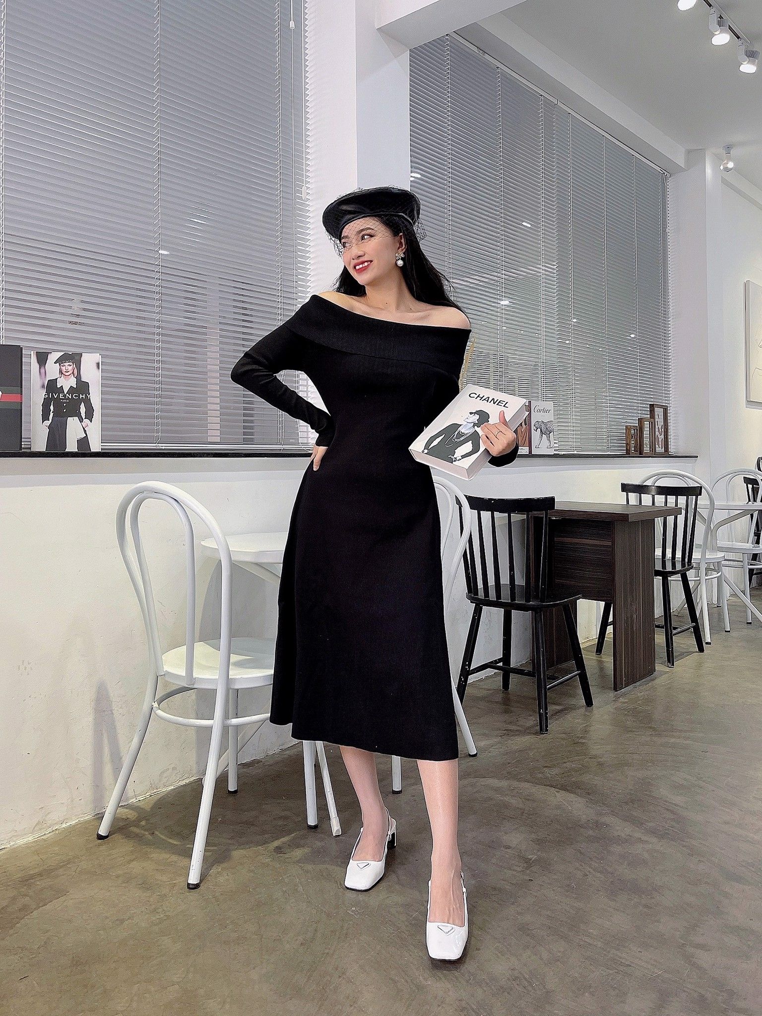 Đầm ôm lệch vai Halter