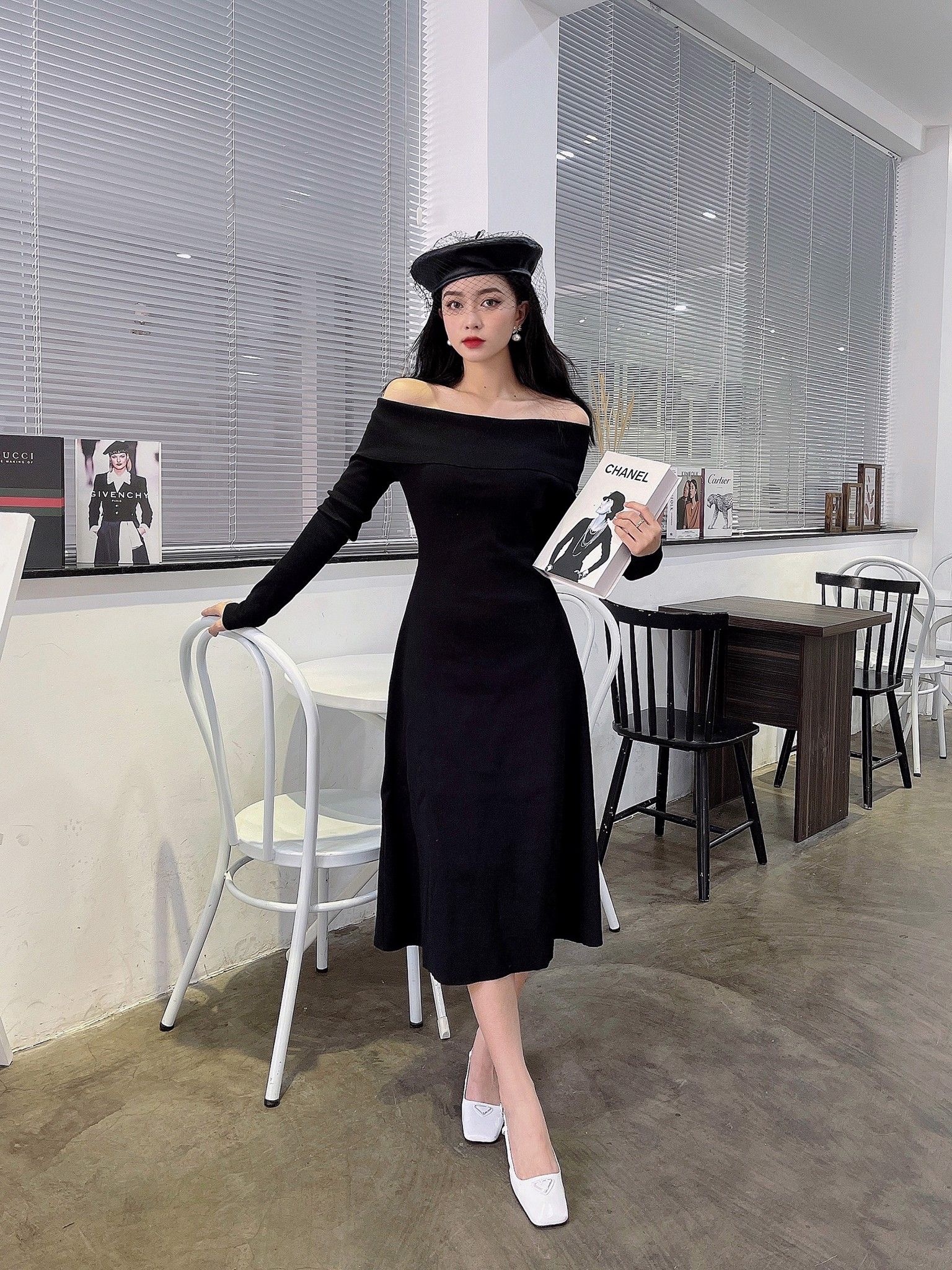 Đầm ôm lệch vai Halter