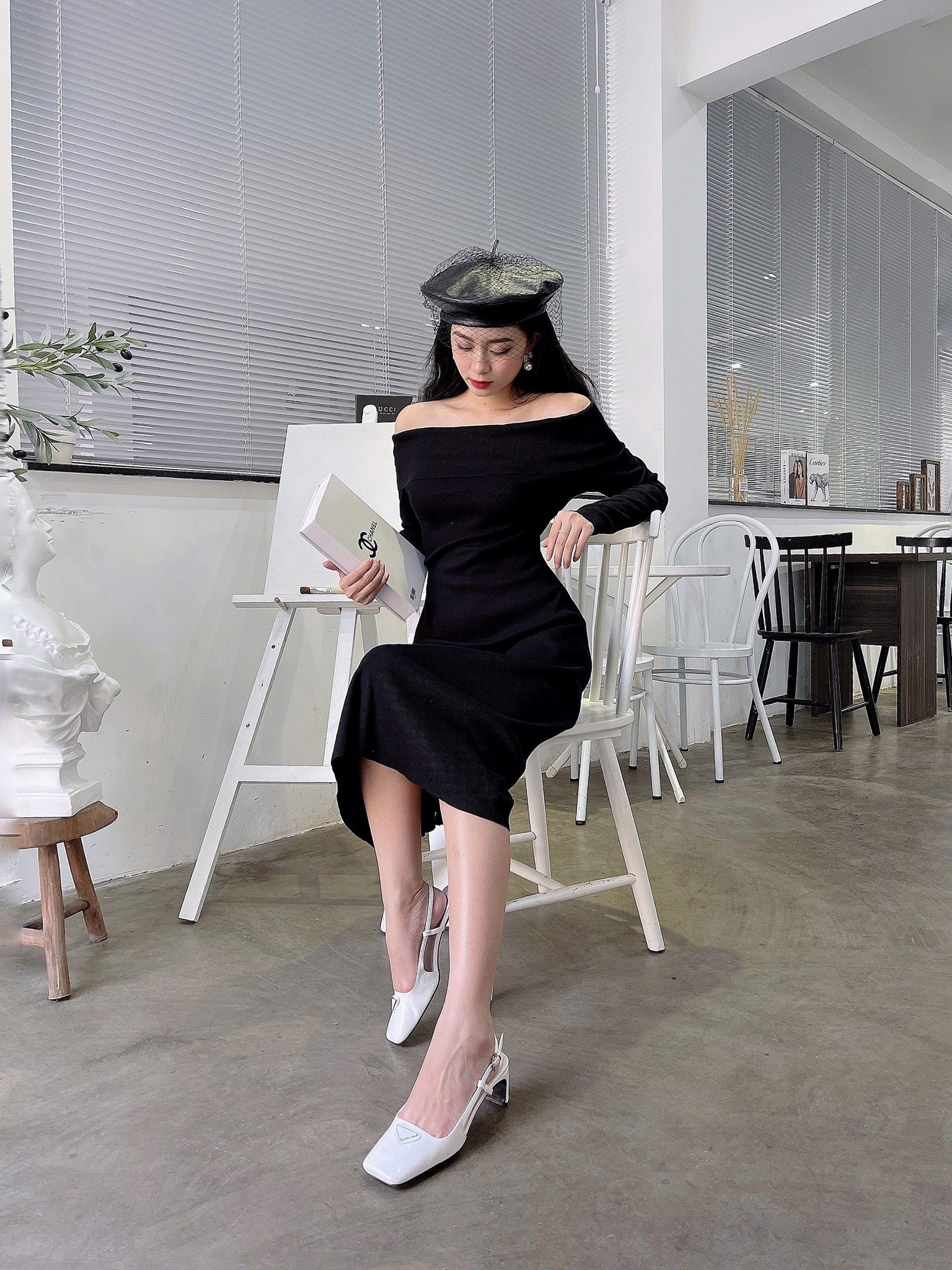 Đầm ôm lệch vai Halter