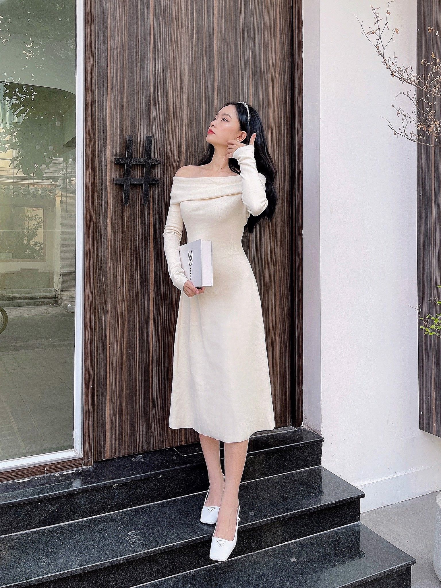 Đầm ôm lệch vai Halter