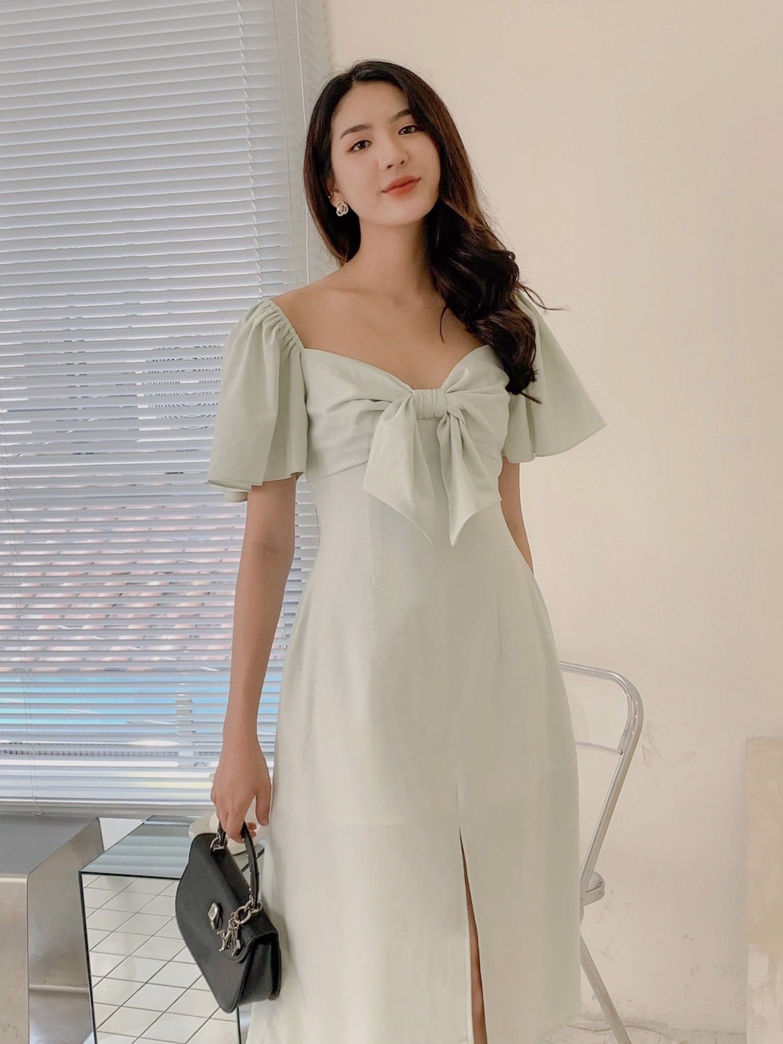 Đầm nơ ngực xẻ tà Monita
