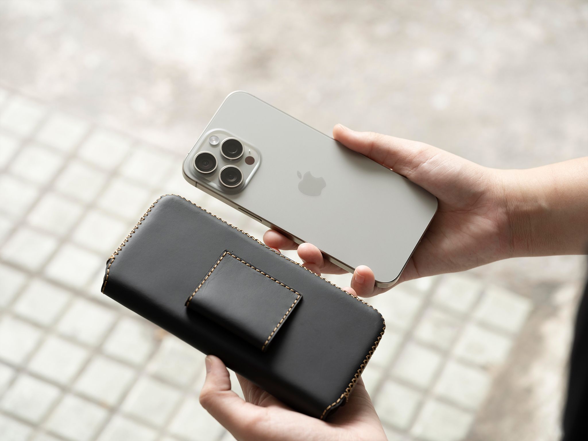 iPhone 15 Series – Bao da đeo lưng