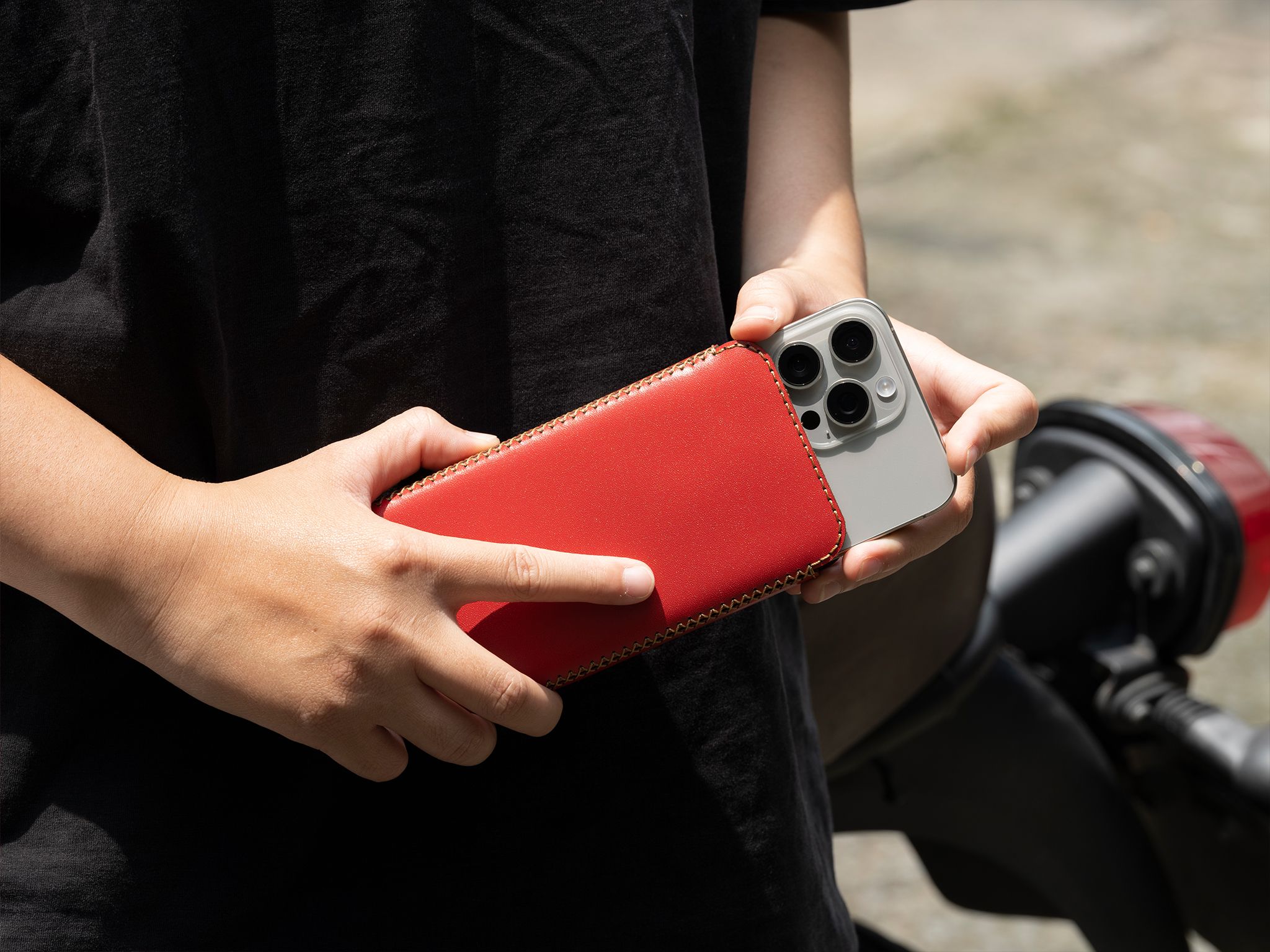 iPhone 15 Pro Max – Bao da hộp
