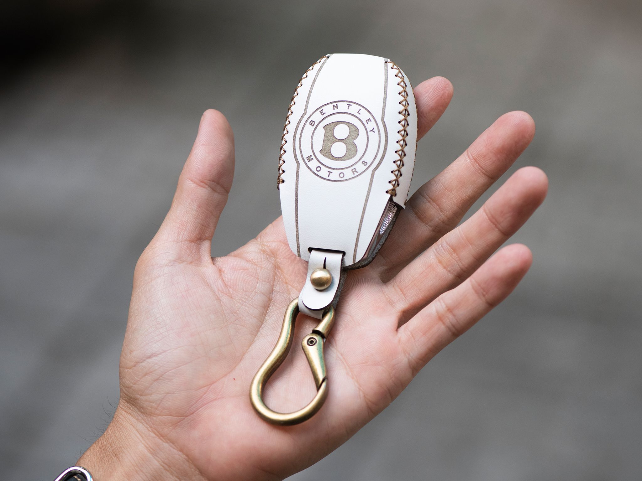  Bentley Bentayga - Bao da chìa khóa (móc carabiner) 