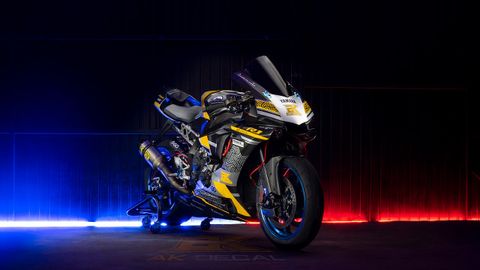 YAMAHA R1 - 008