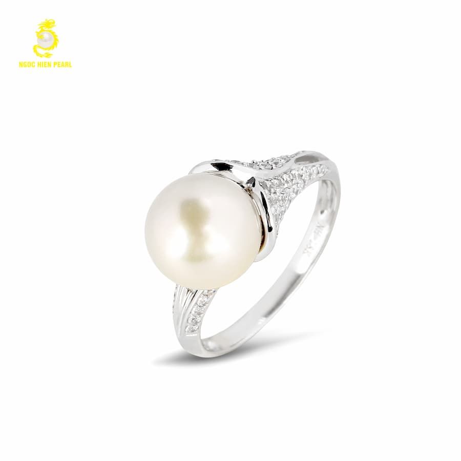 Nhẫn ngọc trai Akoya kết hợp vàng trắng 18K GR0S22