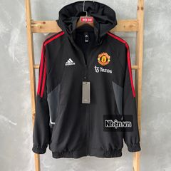 ÁO KHOÁC GIÓ MU ĐEN SỌC ĐỎ 2022-2023 - MANCHESTER UNITED BLACK TRAINING JACKET