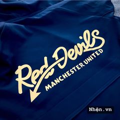 Áo khoác Manchester United 2023 xanh đen sọc vàng logo quỷ vải gió trượt nước, chống nắng