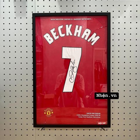 KHUNG ẢNH LỒNG ÁO MANCHESTER UNITED 1998/1999 NAME BECKHAM SỐ 7 ( CHỮ KÝ)