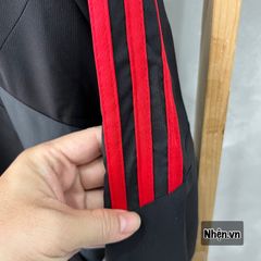 ÁO KHOÁC GIÓ MU ĐEN SỌC ĐỎ 2022-2023 - MANCHESTER UNITED BLACK TRAINING JACKET