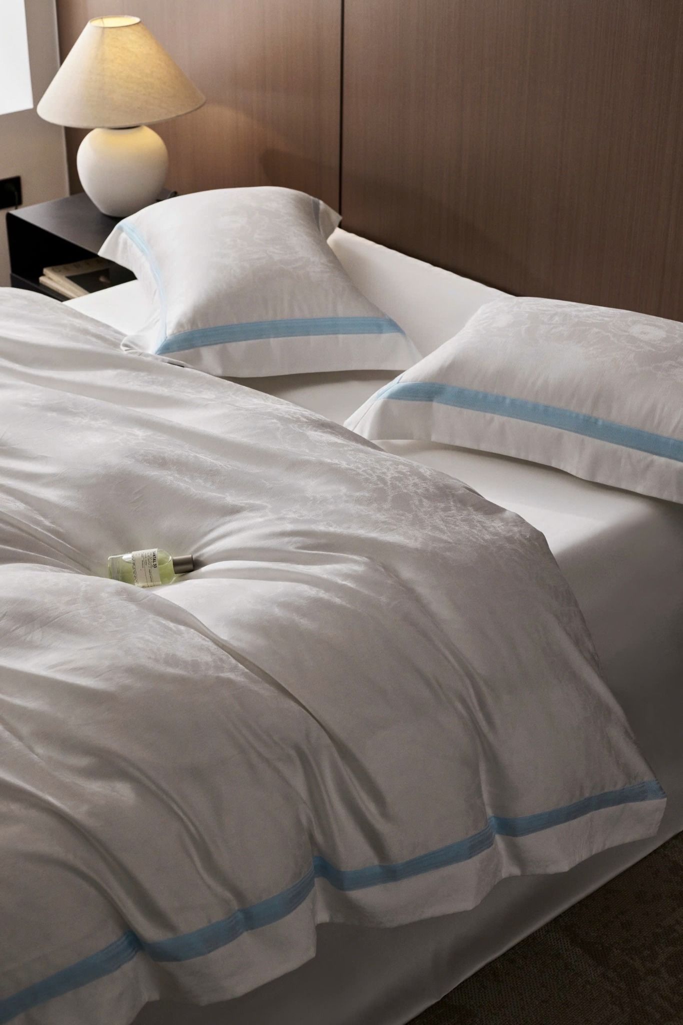 Set Chăn Ga Tencel 120s Markcross Dệt Vân Chìm - Màu Trắng Viền Xanh