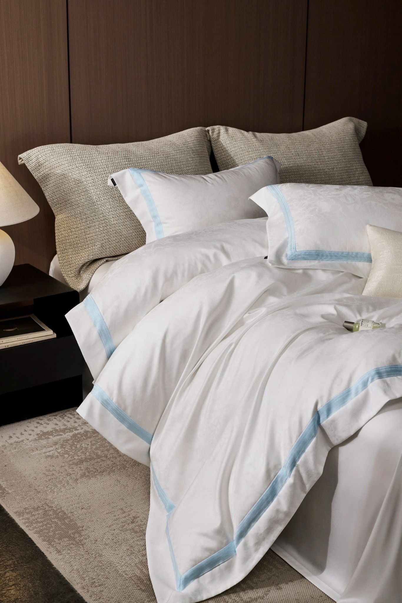 Set Chăn Ga Tencel 120s Markcross Dệt Vân Chìm - Màu Trắng Viền Xanh