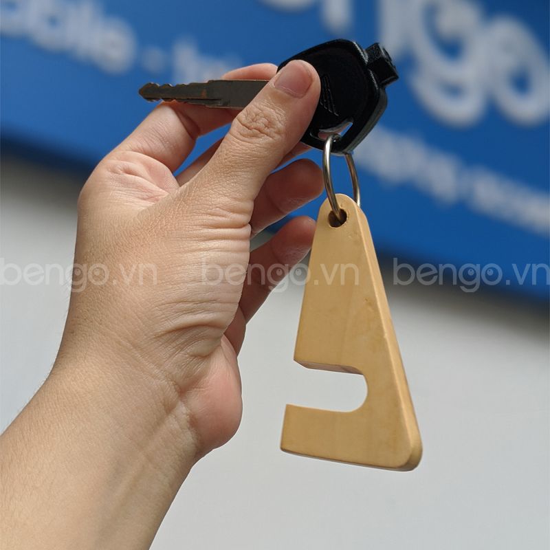 Giá đỡ điện thoại móc khóa bằng gỗ
