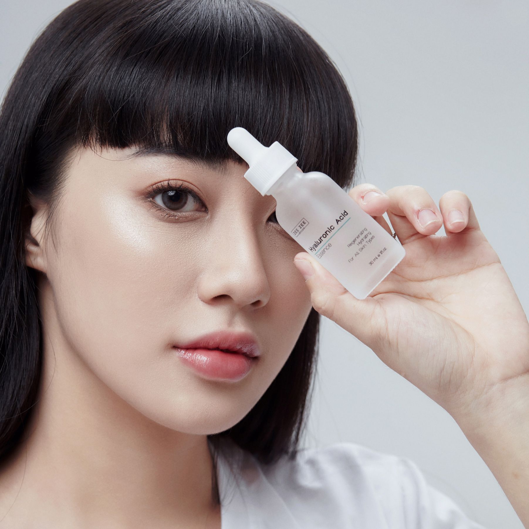 Tinh chất trẻ hóa phục hồi da Hyaluronic Acid Essence - ZEE ZEE skincare 30ml