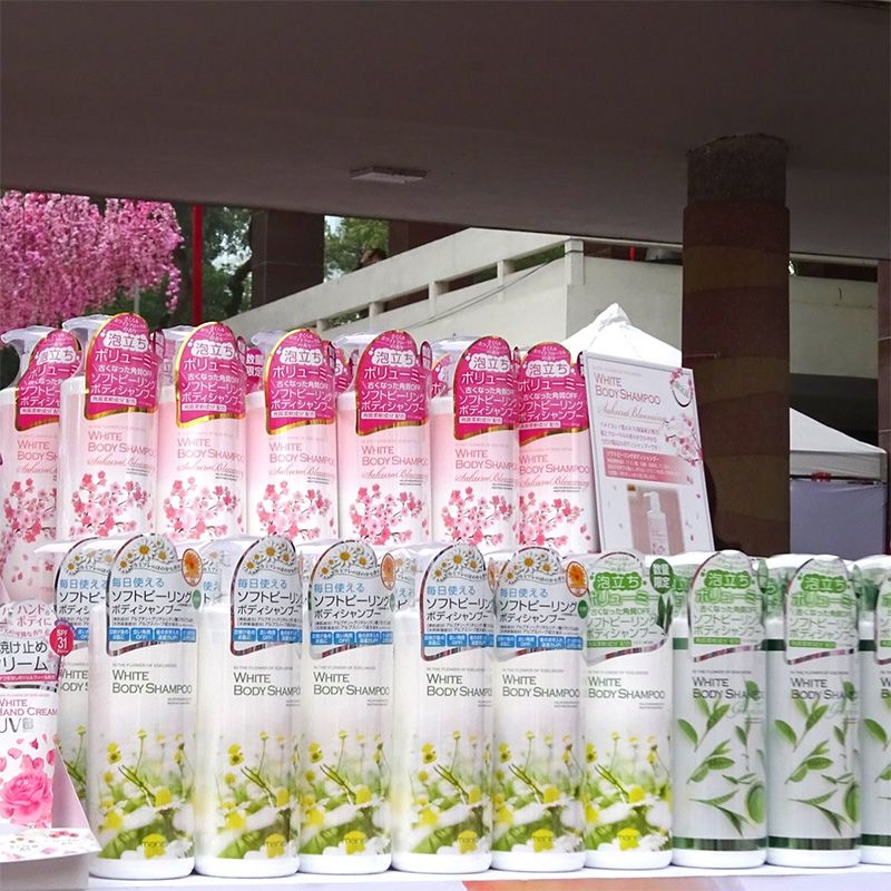 Sữa tắm trắng da hương hoa đào Manis White Body Shampoo Sakura Blooming 450ml (Nhật)