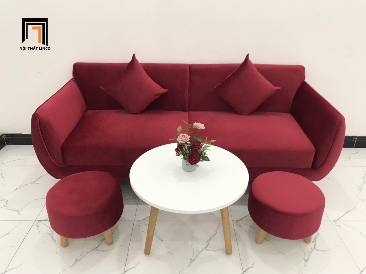 Ghế sofa văng dài 1m9 màu đỏ đô vải nhung cho không gian nhỏ