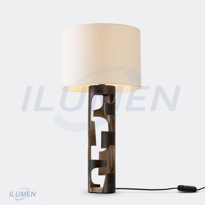 Đèn bàn đồng đen