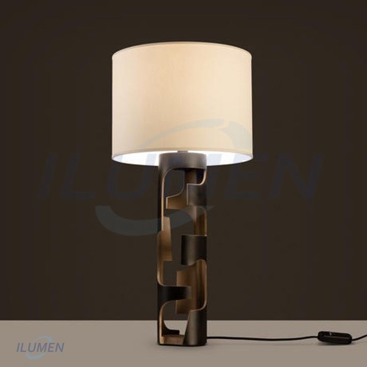 Đèn bàn đồng đen