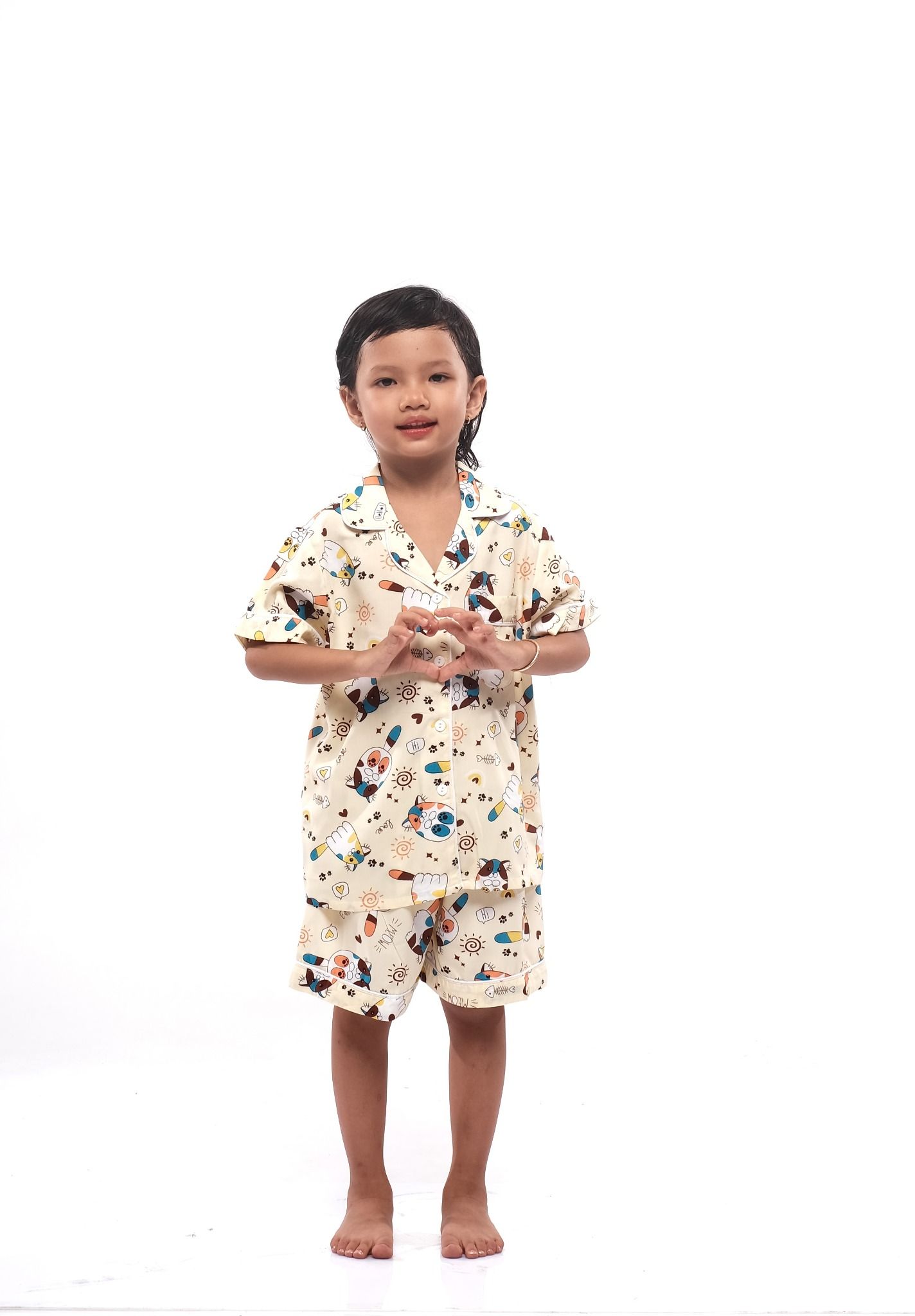 Q23112401-bộ ngắn rayon bé gái cổ tim, họa tiết động vật