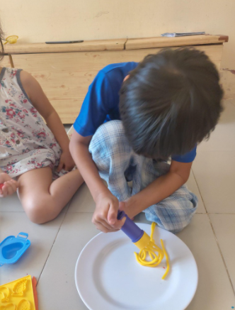 Bộ ống làm bún Spaghetti cuộn kem chơi kèm bột nặn an toàn TEDU