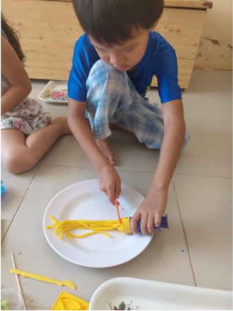 Bộ ống làm bún Spaghetti cuộn kem chơi kèm bột nặn an toàn TEDU