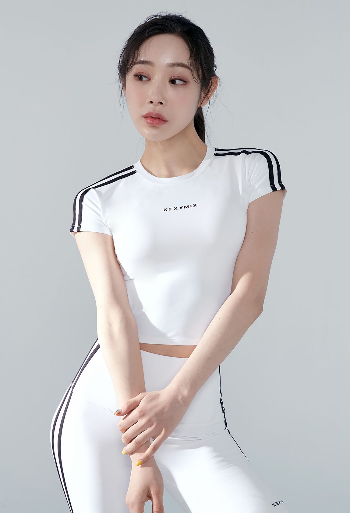  XT4313F_Áo tay ngắn crop top sọc kẻ trắng hai bên 