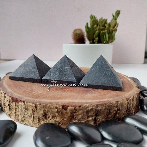 Kim tự tháp Đá Shungite (gr)