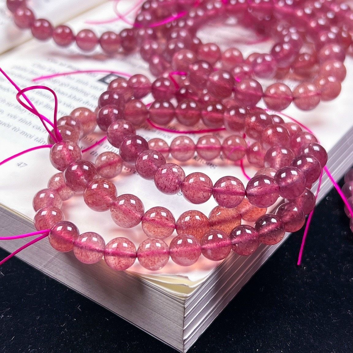Vòng tay Strawberry Quartz (Vòng tay đá Thạch Anh Dâu Đỏ)