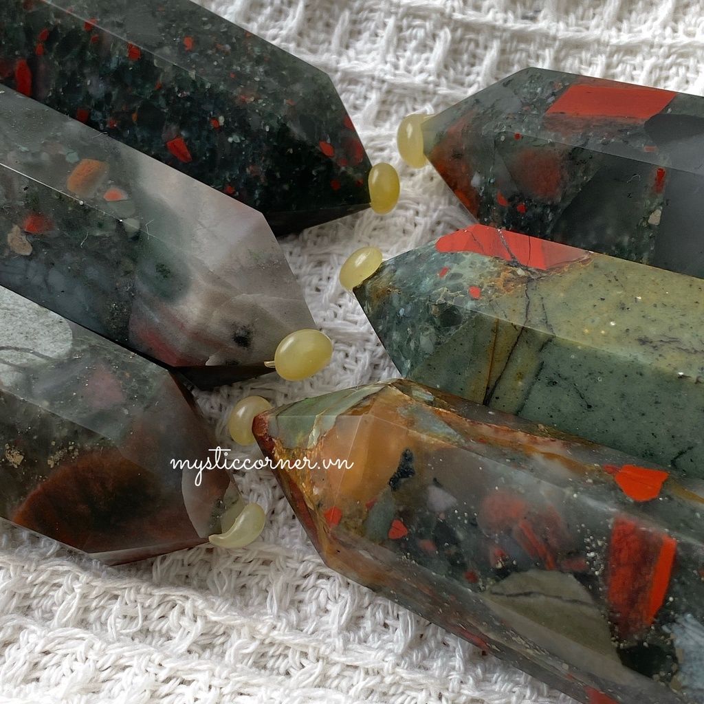 Trụ đá Bloodstone (huyết ngọc) dùng trong năng lượng, Reiki, Tarot, phong thủy