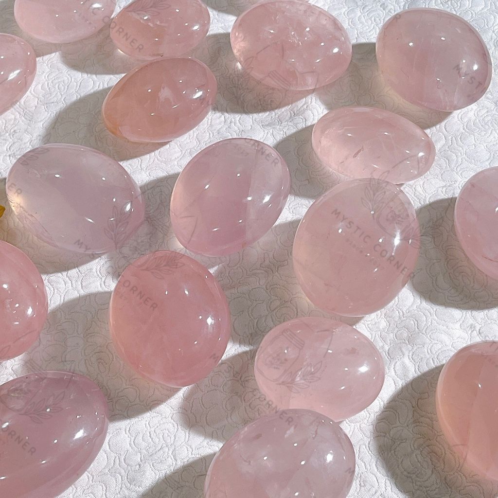 (HIGH QUALITY) Đá thạch anh Hồng (Palm Rose Quartz), hỗ trợ luân xa 4, tình yêu thương, đá phong thuỷ, Tarot, thiền định