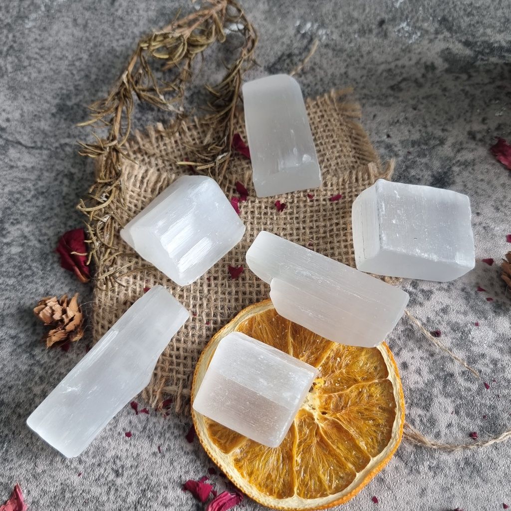 Viên đá thô Selenite tumbled, đá phong thủy, đá thanh tẩy không gian, Reiki, thiền định
