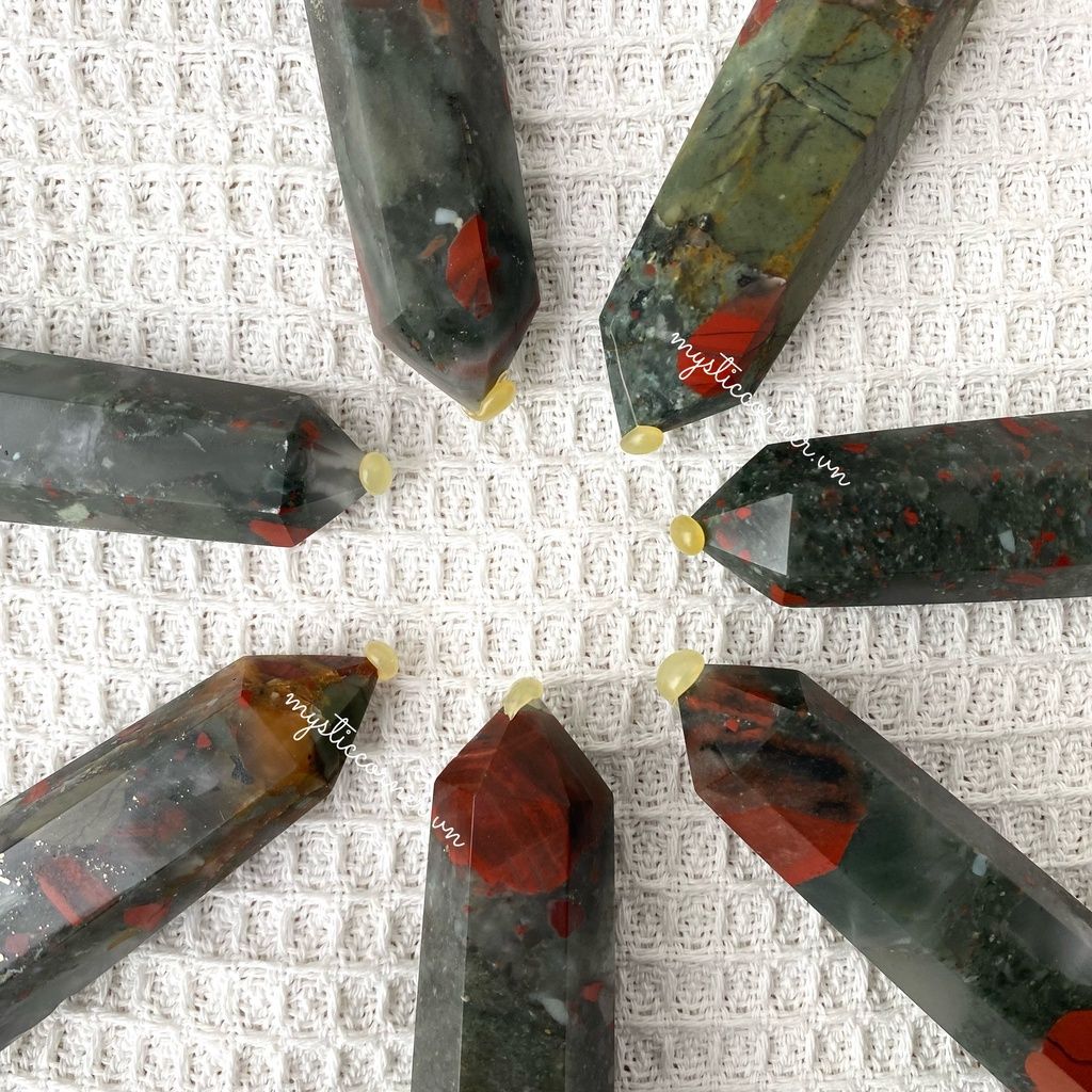 Trụ đá Bloodstone (huyết ngọc) dùng trong năng lượng, Reiki, Tarot, phong thủy