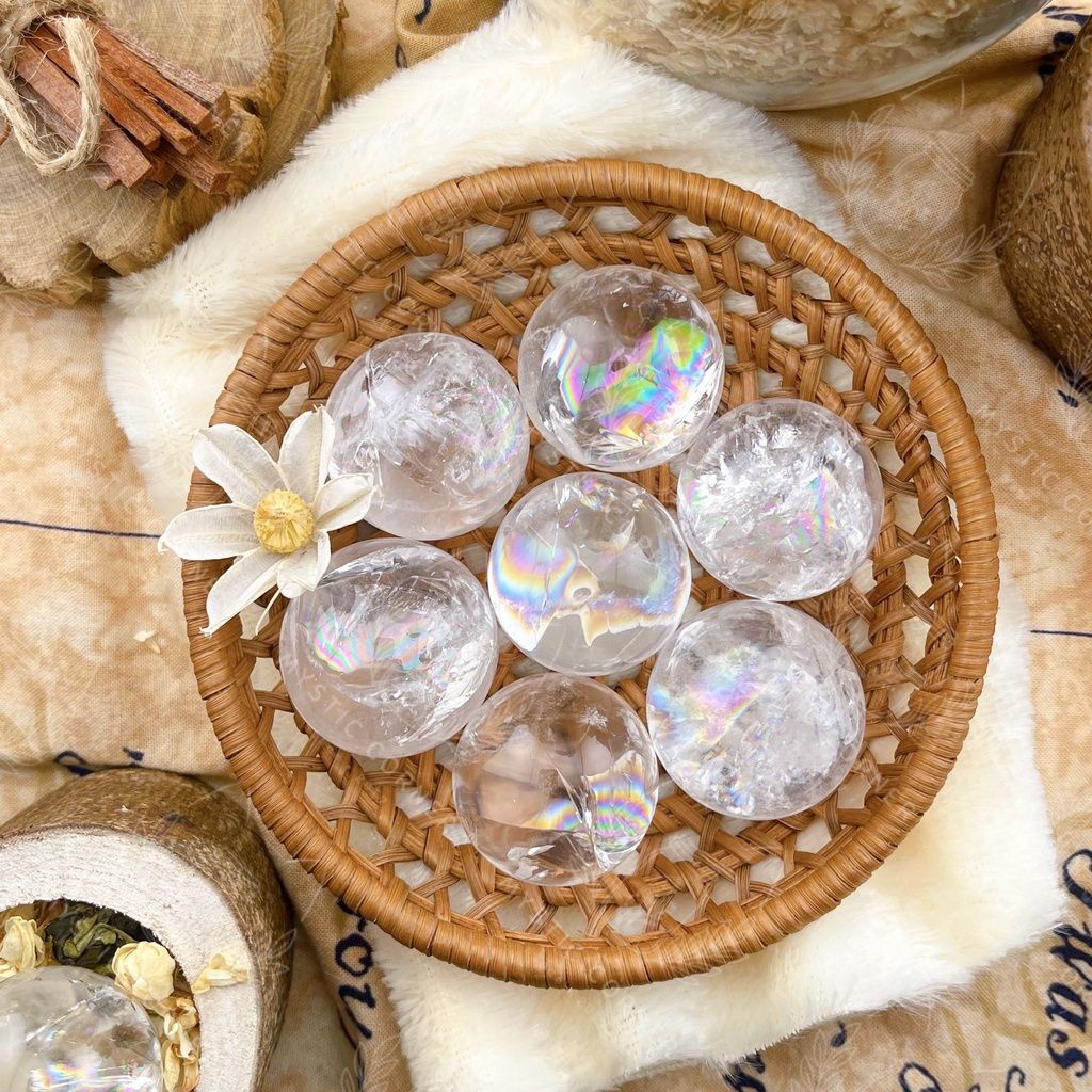 Cầu đá thạch anh Trắng cầu vồng (Rainbow Clear Quartz) kèm đế làm Grid, thanh tẩy trong Tarot, Reiki, phong thủy