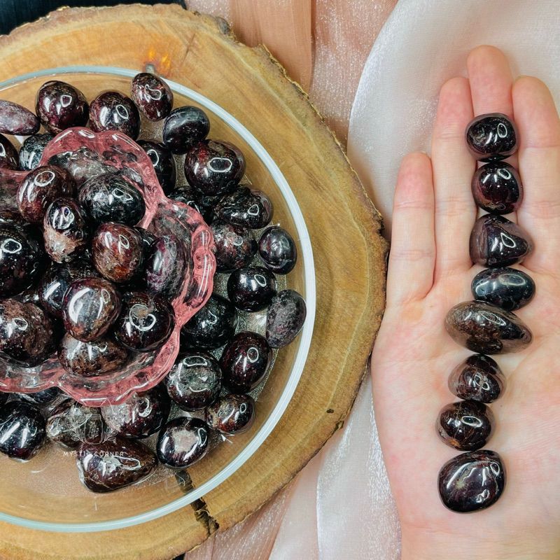 Viên đá Garnet (tumbled Ngọc Hồng Lựu) hỗ trợ tình yêu, đá phong thuỷ, reiki, đá thanh tẩy