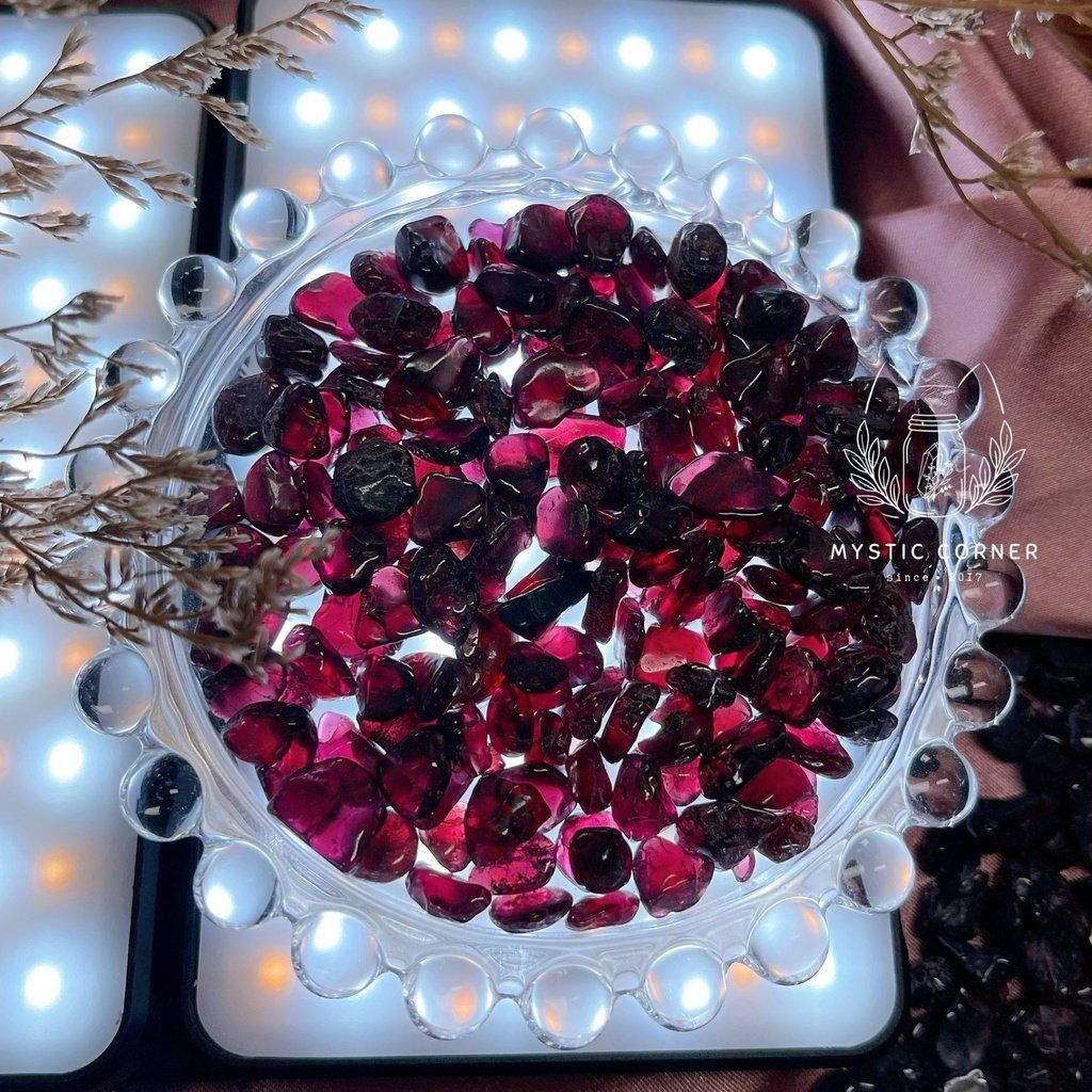 Vụn đá Garnet (đá Ngọc Hồng Lựu) hỗ trợ tình yêu, đá phong thuỷ, reiki, đá thanh tẩy