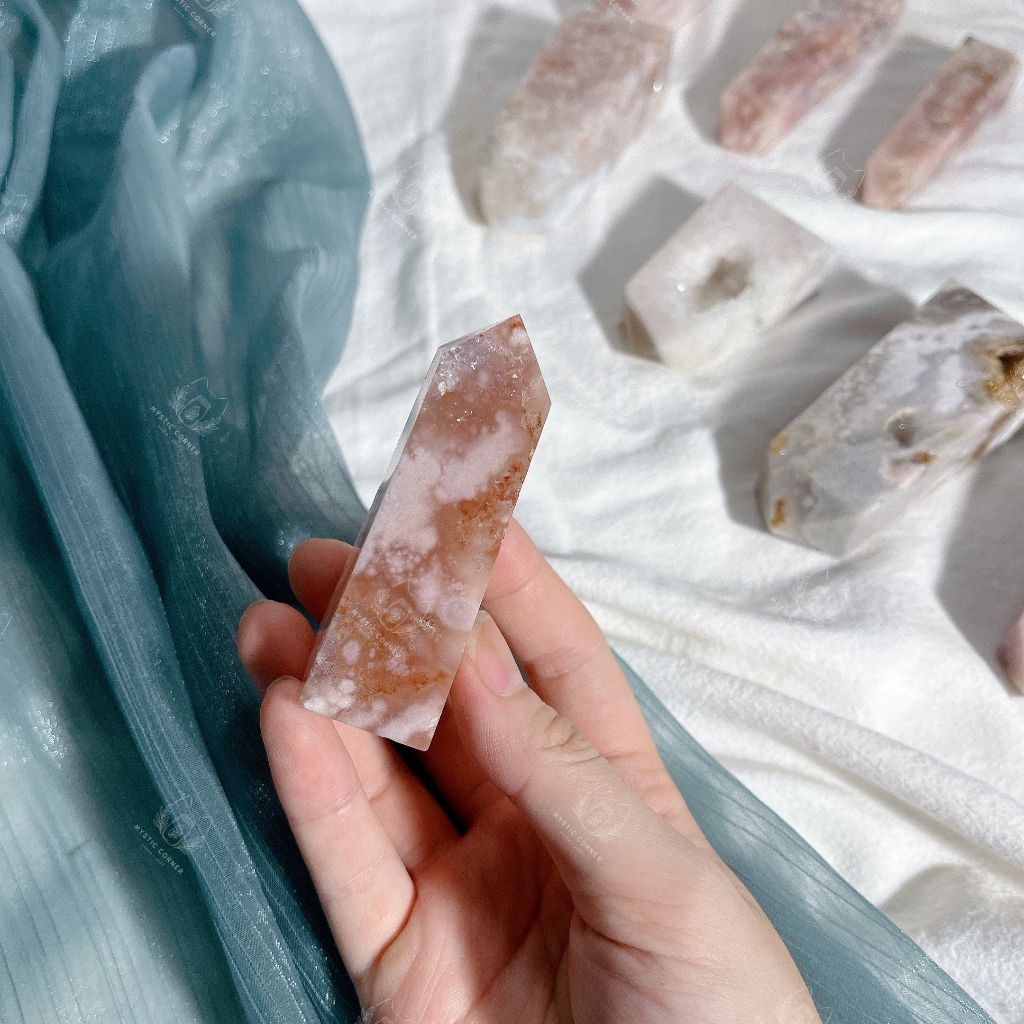 Trụ đá thạch anh Druzy Blossom Agate (Thạch anh mã não hoa anh đào)