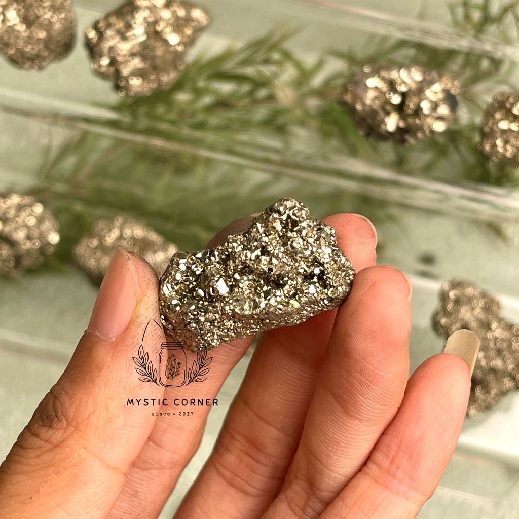 Đá vàng găm thô (Pyrite) hỗ trợ bảo vệ, may mắn trong phong thủy, Reiki, tarot