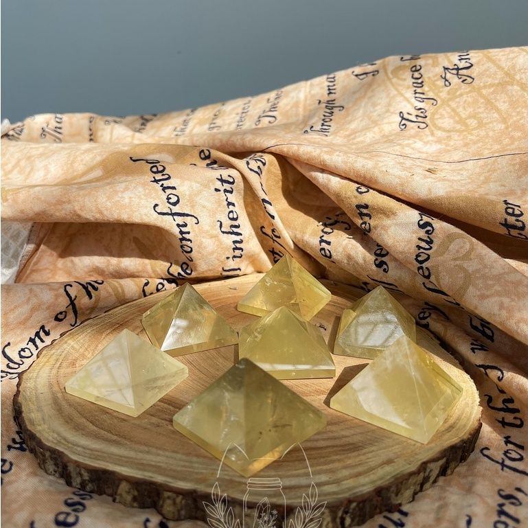 Kim tự tháp đá thạch anh Vàng (Citrine) may mắn dùng trong Tarot, Reiki, thiền định, phong thủy