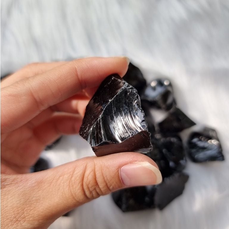 Đá thô Black Obsidian (đá thủy tinh núi lửa), đá thanh tẩy trong Tarot, Reiki, thiền định, phong thủy