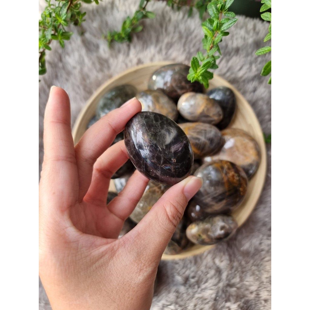 Black Moonstone (đá mặt trăng đen)