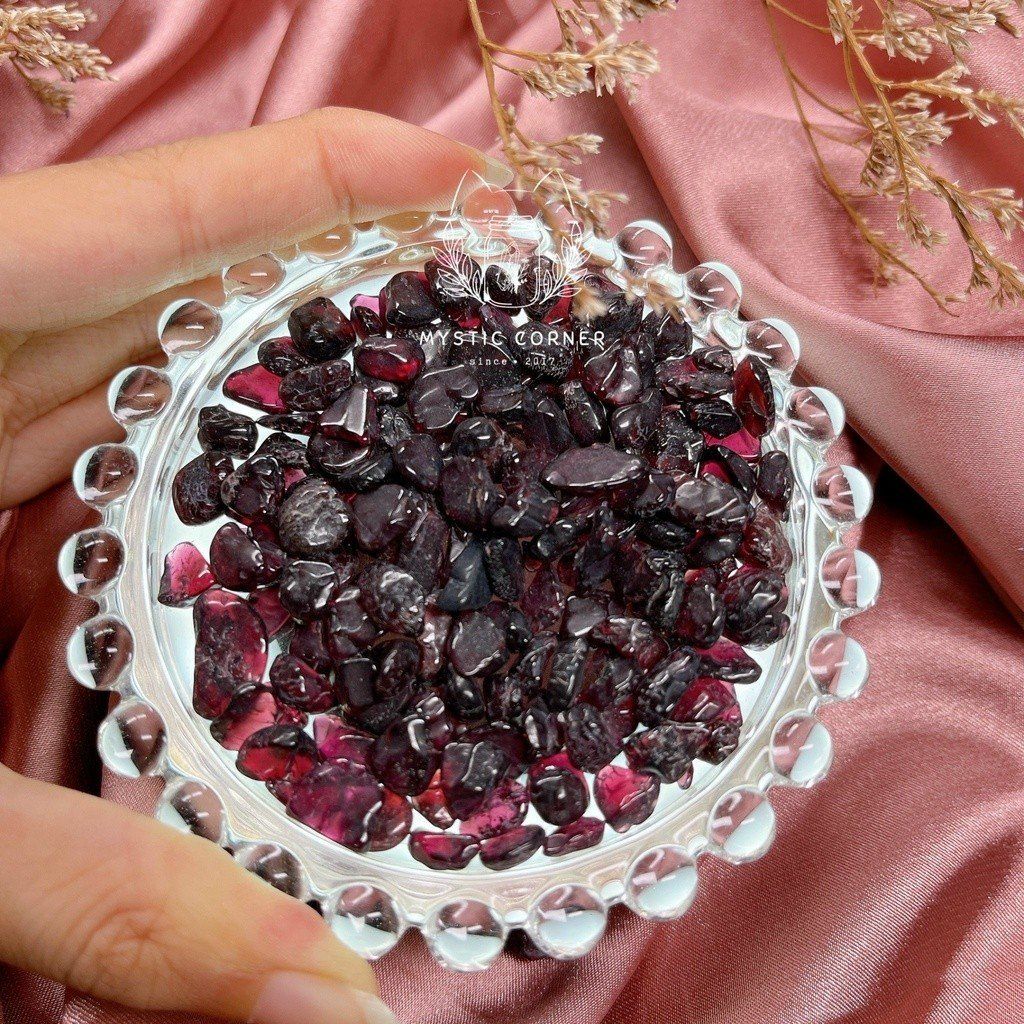 Vụn đá Garnet (đá Ngọc Hồng Lựu) hỗ trợ tình yêu, đá phong thuỷ, reiki, đá thanh tẩy