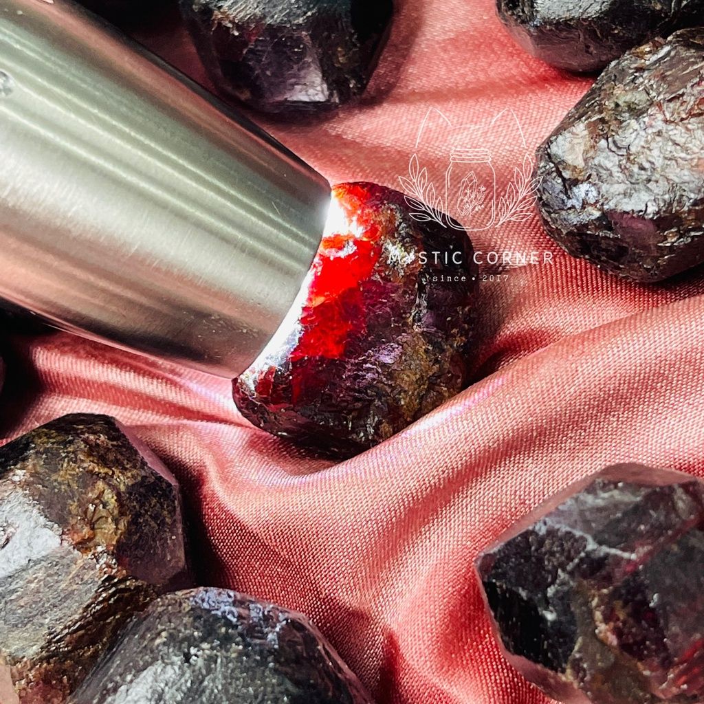 Đá Garnet thô tự nhiên dùng làm đá thanh tẩy bài Tarot, thiền định, Reiki, phong thủy