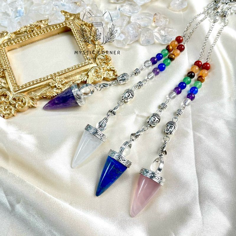 Con lắc cảm xạ đá thạch anh hồng Rose Quartz dây 7 luân xa charm Buddha, Om