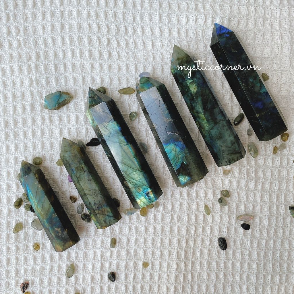 Trụ Labradorite đá xà cừ dùng trong thanh tẩy Tarot, thiền định