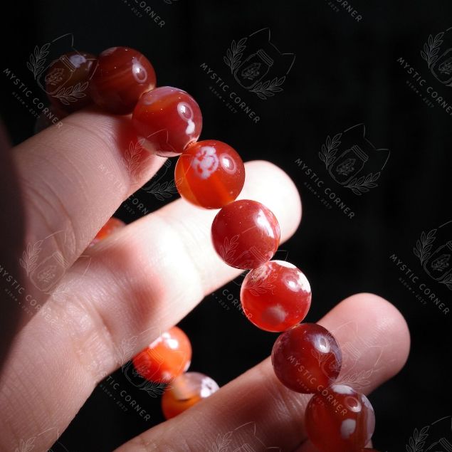 Vòng hạt đeo tay Carnelian Cherry Blossom Agate hỗ trợ tự tin cân bằng cảm xúc, thể hiện bản thân
